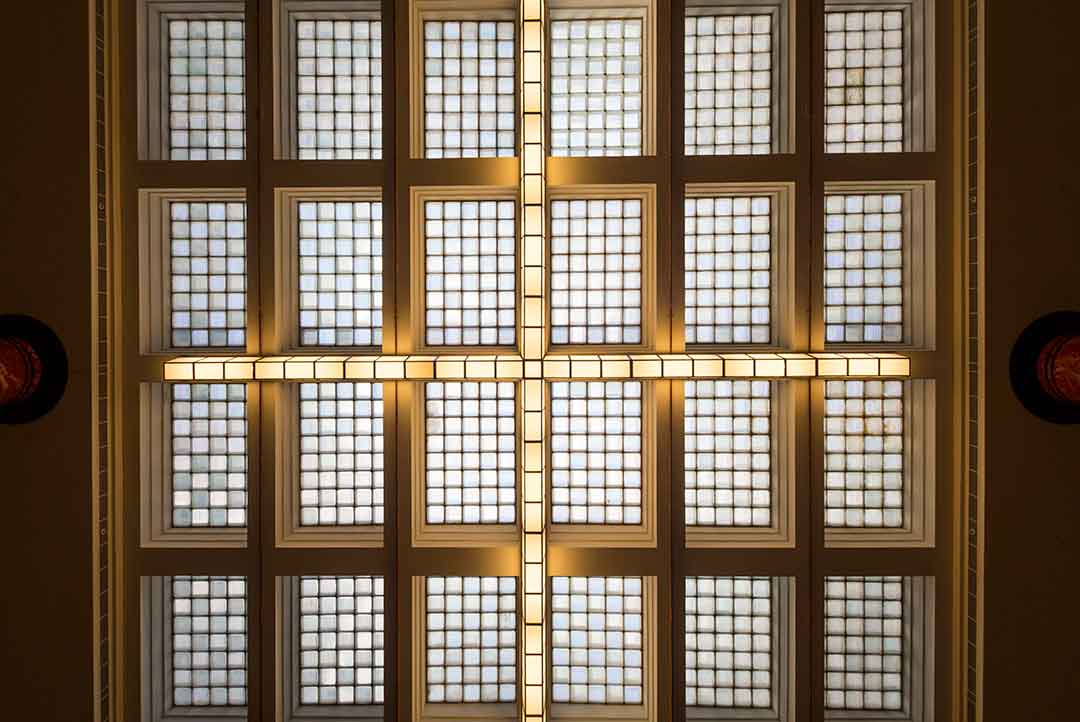 Image of the glass ceiling and lighting above the lobby at the Primus Hotel